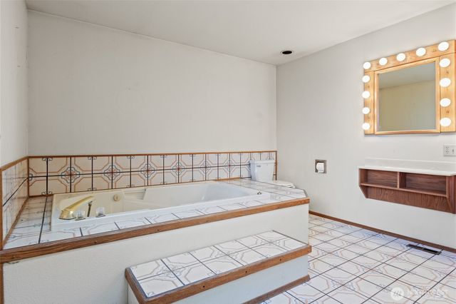 5706 S Upland Road, Seattle, WA 98118