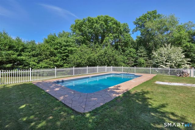 28 McNabola Lane, Wallingford, CT 06492