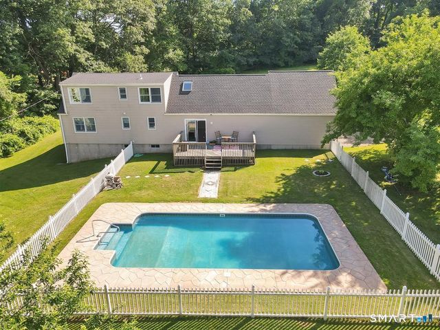 28 McNabola Lane, Wallingford, CT 06492