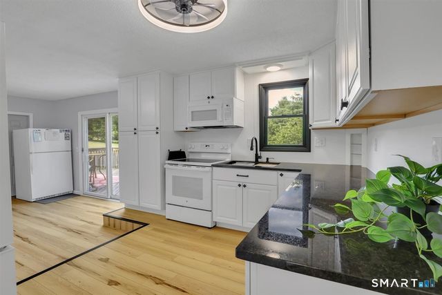 28 McNabola Lane, Wallingford, CT 06492