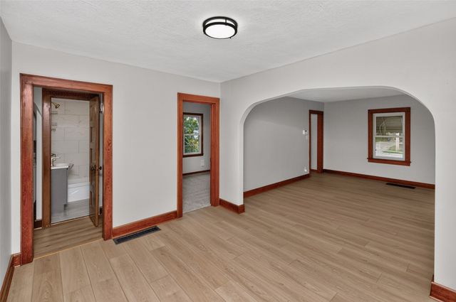 1317 E 16th Street, Des Moines, IA 50316