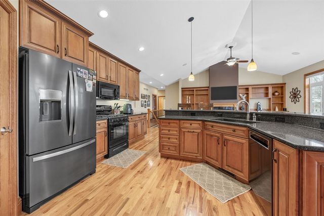 5821 River Parkway NE, Cedar Rapids, IA 52411