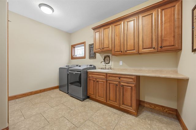 5821 River Parkway NE, Cedar Rapids, IA 52411