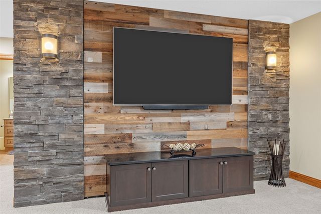 5821 River Parkway NE, Cedar Rapids, IA 52411