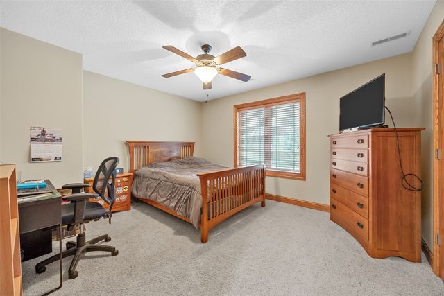 5821 River Parkway NE, Cedar Rapids, IA 52411