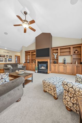 5821 River Parkway NE, Cedar Rapids, IA 52411