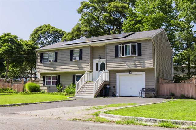 5 2nd Street, Coram, NY 11727