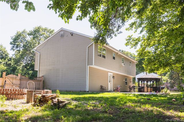 5 2nd Street, Coram, NY 11727