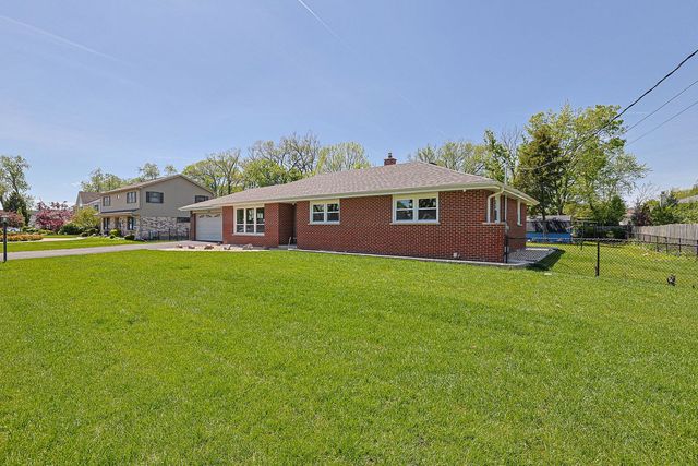 2232 Sprucewood Avenue, Des Plaines, IL 60018