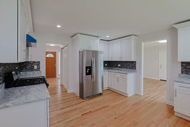 2232 Sprucewood Avenue, Des Plaines, IL 60018
