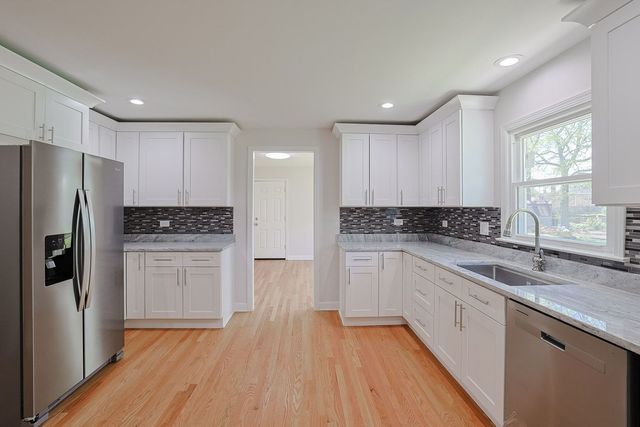2232 Sprucewood Avenue, Des Plaines, IL 60018