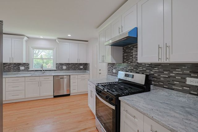 2232 Sprucewood Avenue, Des Plaines, IL 60018