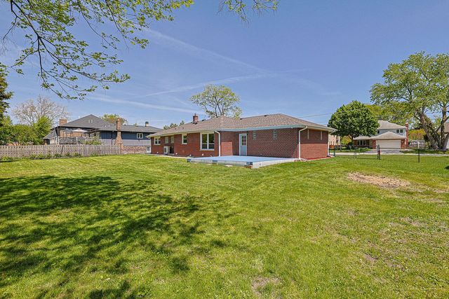 2232 Sprucewood Avenue, Des Plaines, IL 60018