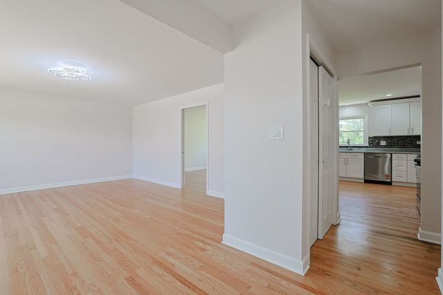 2232 Sprucewood Avenue, Des Plaines, IL 60018