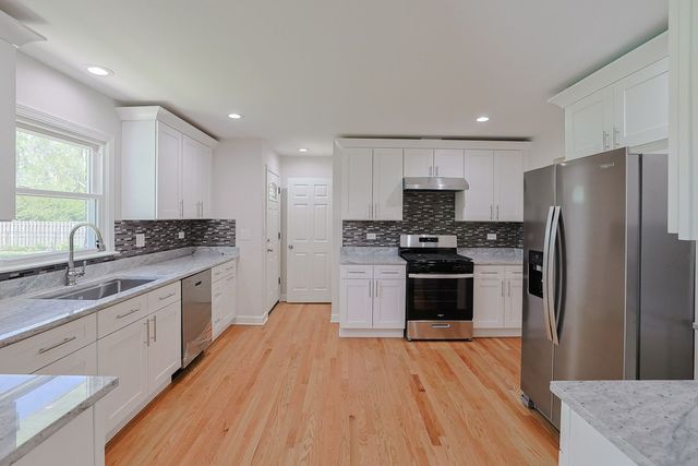 2232 Sprucewood Avenue, Des Plaines, IL 60018