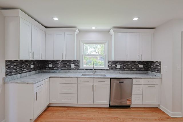 2232 Sprucewood Avenue, Des Plaines, IL 60018