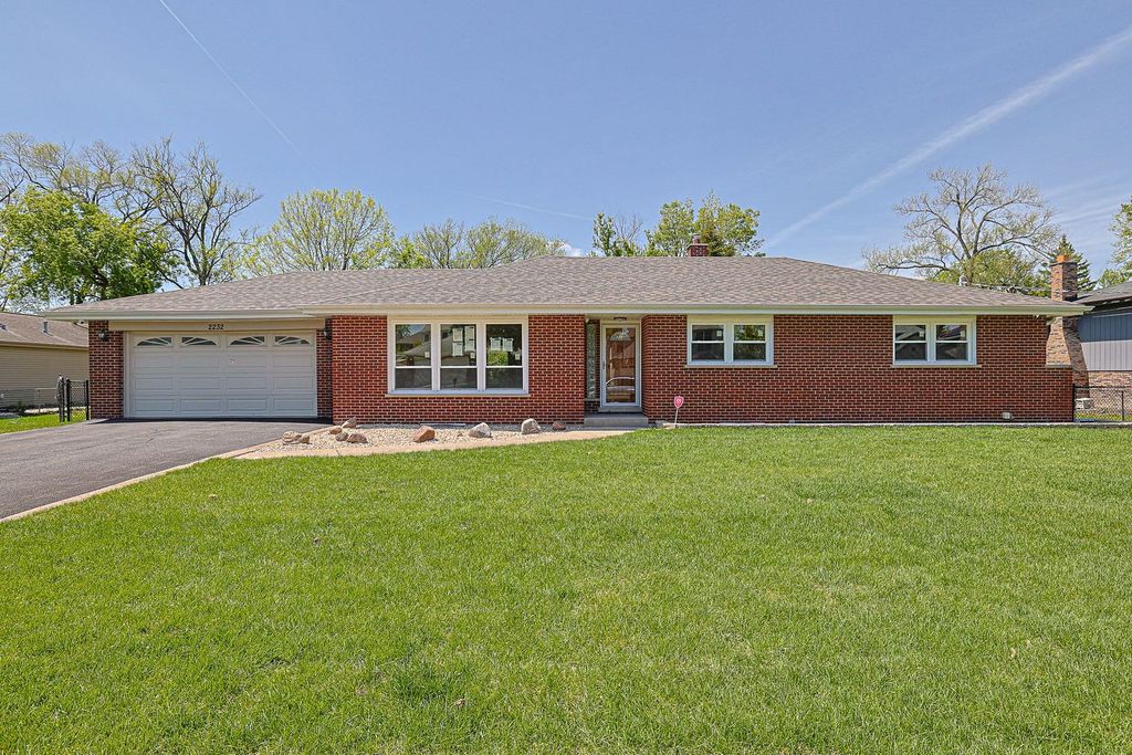 2232 Sprucewood Avenue, Des Plaines, IL 60018
