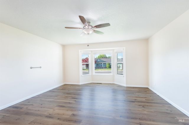 613 W Oxford Dr, Nampa, ID 83651