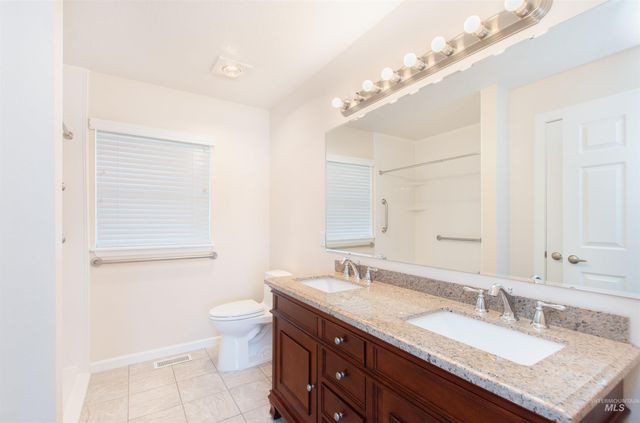 613 W Oxford Dr, Nampa, ID 83651