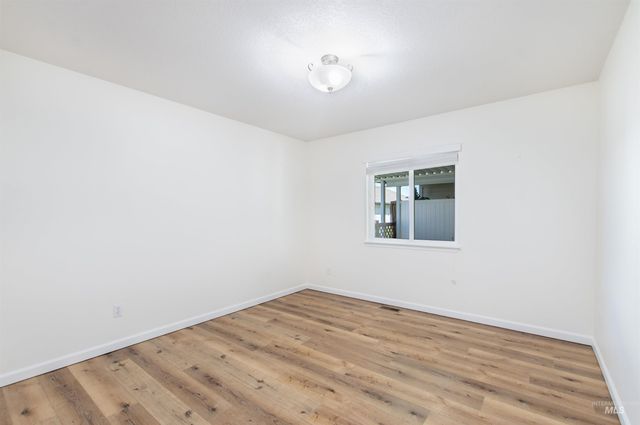 613 W Oxford Dr, Nampa, ID 83651