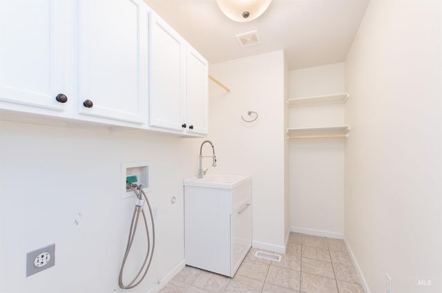 613 W Oxford Dr, Nampa, ID 83651