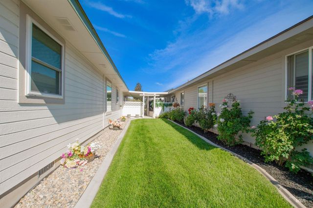 613 W Oxford Dr, Nampa, ID 83651