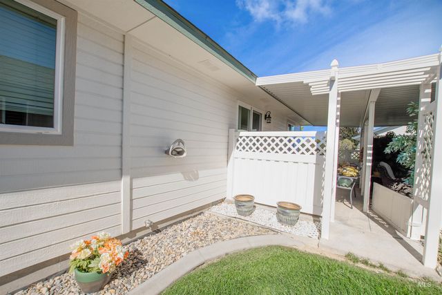 613 W Oxford Dr, Nampa, ID 83651