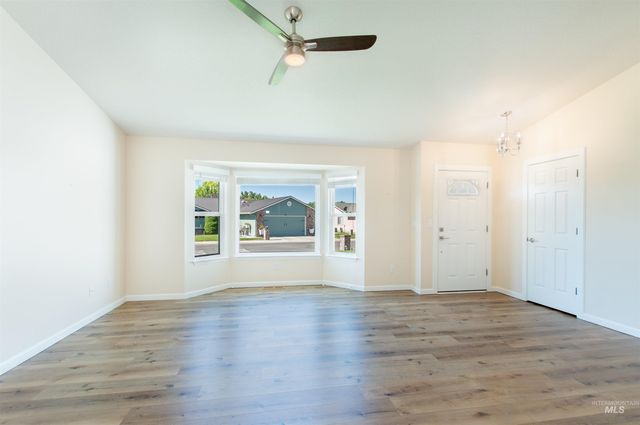 613 W Oxford Dr, Nampa, ID 83651