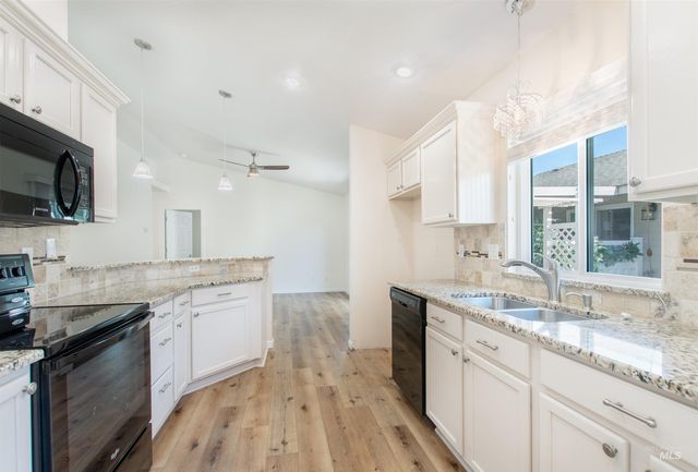 613 W Oxford Dr, Nampa, ID 83651