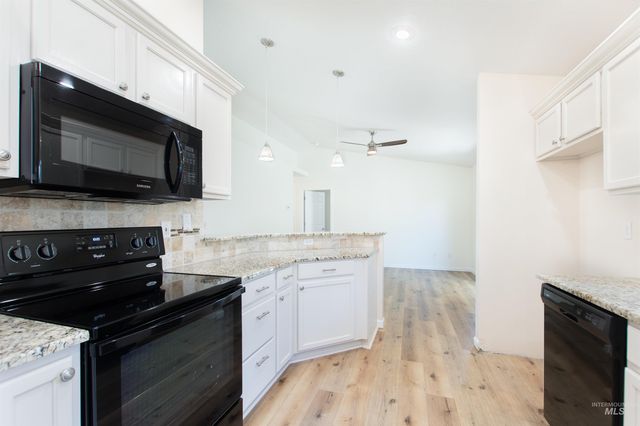 613 W Oxford Dr, Nampa, ID 83651