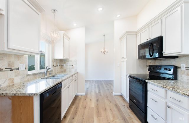 613 W Oxford Dr, Nampa, ID 83651