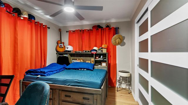 261 Barracuda Street, Bayou Vista, TX 77563
