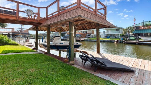 261 Barracuda Street, Bayou Vista, TX 77563