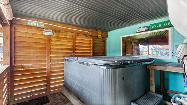 261 Barracuda Street, Bayou Vista, TX 77563