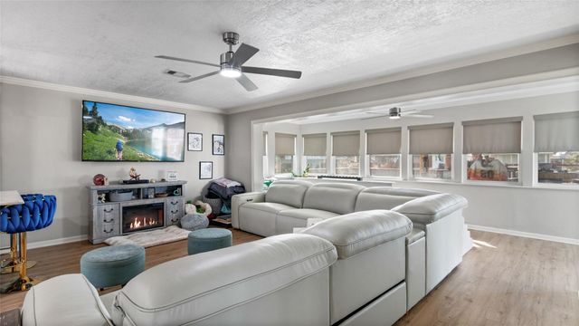 261 Barracuda Street, Bayou Vista, TX 77563