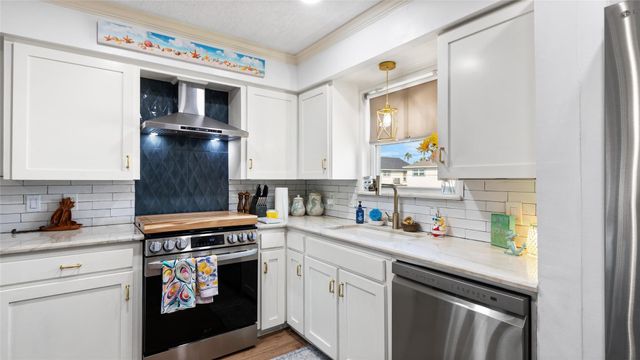 261 Barracuda Street, Bayou Vista, TX 77563