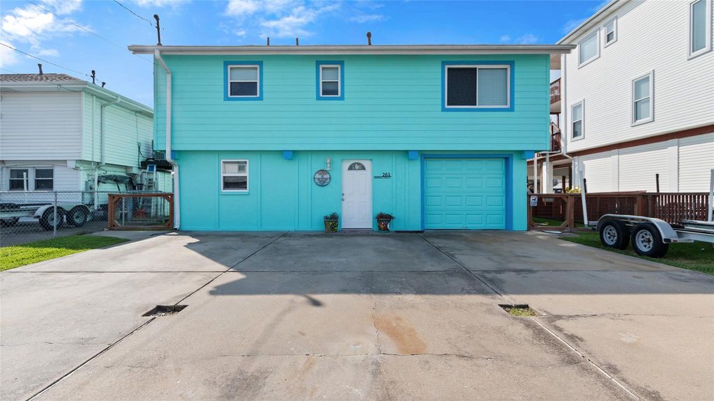 261 Barracuda Street, Bayou Vista, TX 77563