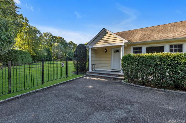 7 Shady Meadow Lane, Syosset, NY 11791