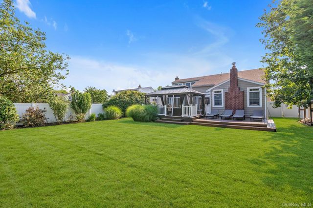 40 Frankel Road, Massapequa, NY 11758