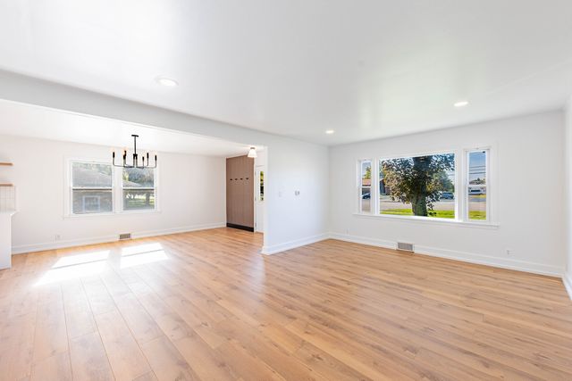 2N579 Bloomingdale Road, Glendale Heights, IL 60139