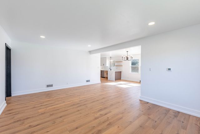 2N579 Bloomingdale Road, Glendale Heights, IL 60139