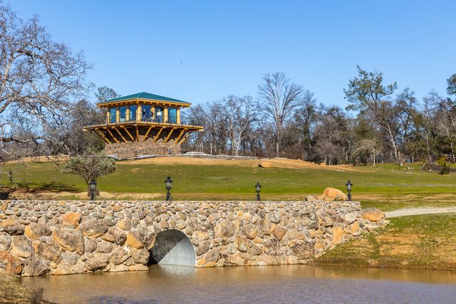 8499 Simmons Road, Redding, CA 96001