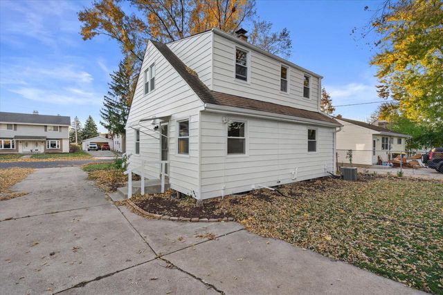 440 Gascoigne DRIVE, Waukesha, WI 53188