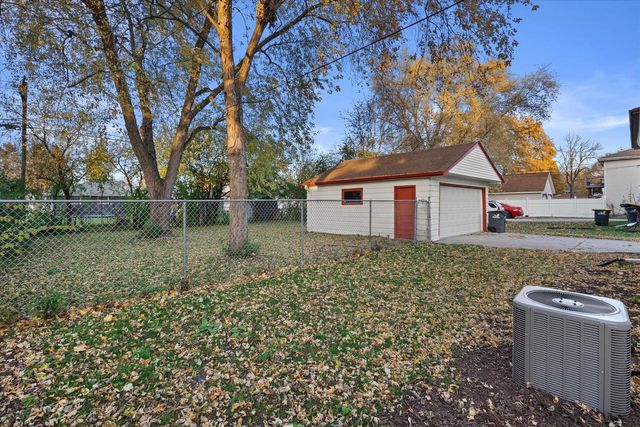 440 Gascoigne DRIVE, Waukesha, WI 53188