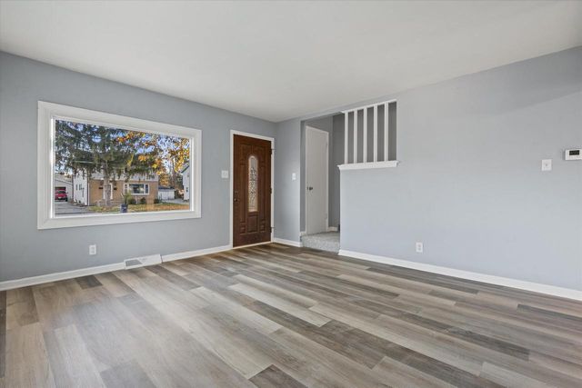 440 Gascoigne DRIVE, Waukesha, WI 53188