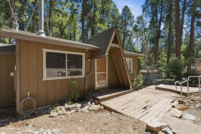 2792 Loyal Ln, Pollock Pines, CA 95726