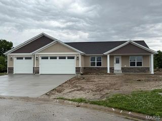25 Atwood Court, Highland, IL 62249