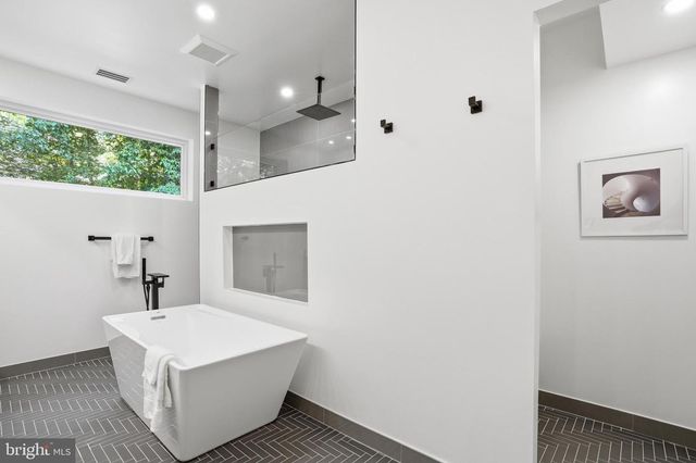 7502 NEVIS RD, Bethesda, MD 20817