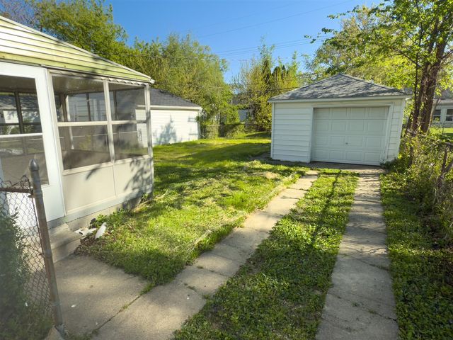 18761 Kingsville Street, Harper Woods, MI 48225