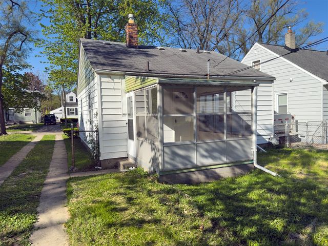 18761 Kingsville Street, Harper Woods, MI 48225